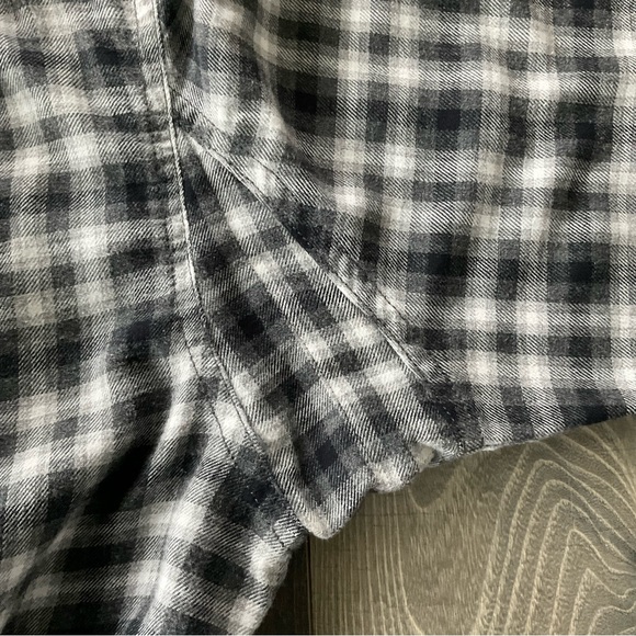 Duluth Trading Free Swingin’ Wicking Flannel Shirt
# 31210
Men’s XL
Black/White - Picture 7 of 8